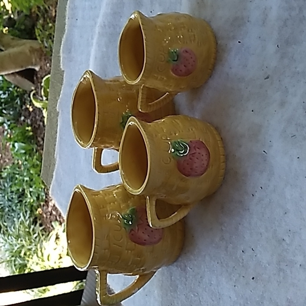 Yellow strawberry 🍓 weaved basket measuring cups